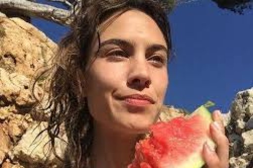 韦唯被骗婚家暴宁静被婆婆嫌弃张曼玉被骗身骗心…嫁老外的女明星都好惨！