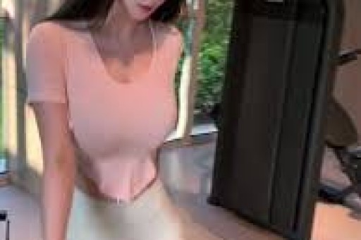 前央视主持曹晴嫁大20岁美国富豪婚后被家暴吃剩饭却不愿离婚